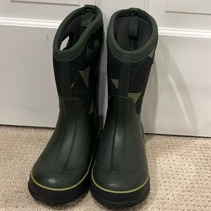 Bogs boys snow boots size 2 green / grey pattern like new condition
